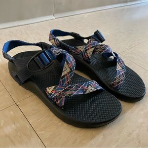 Women’s Chacos Size 6